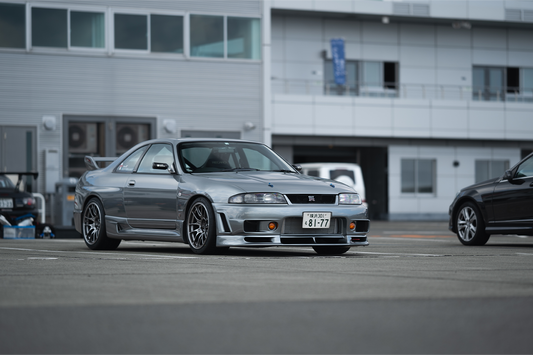R33 GTR in Fuji Speedway Pits